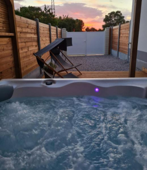 A Fleur de Spa : Maison chaleureuse avec spa privatif et billard.